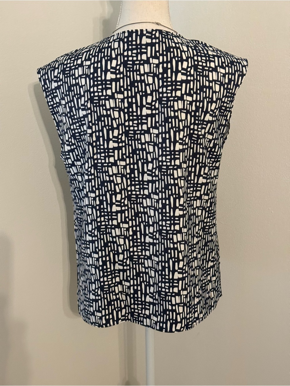 Banana Republic Black & White Geometric Sleeveless Split-Neck Top - Picture 7 of 7